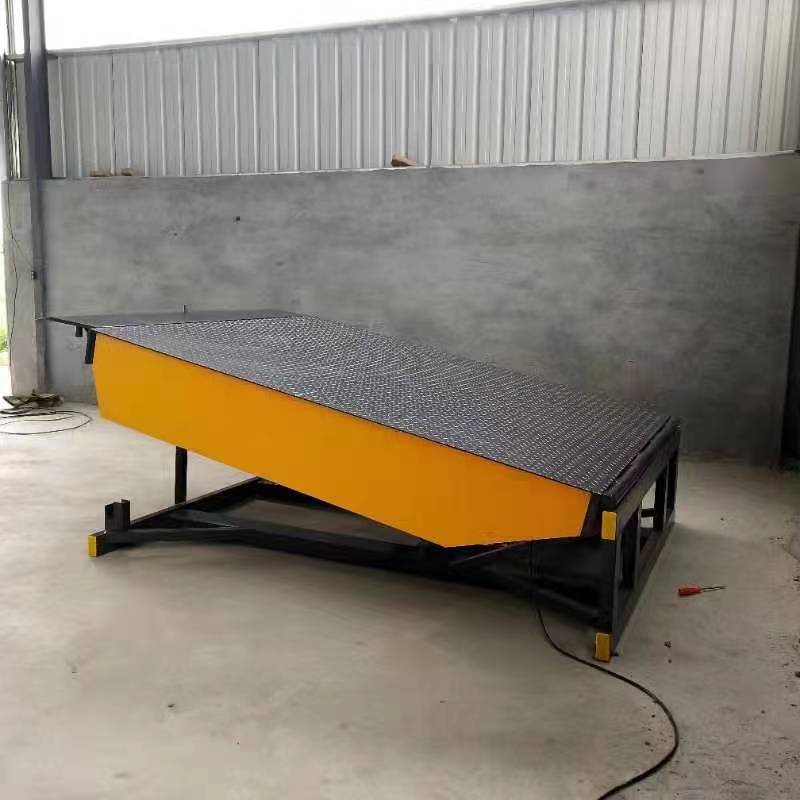 固定式登車(chē)橋載重5-10噸，角度可調(diào)節(jié)，